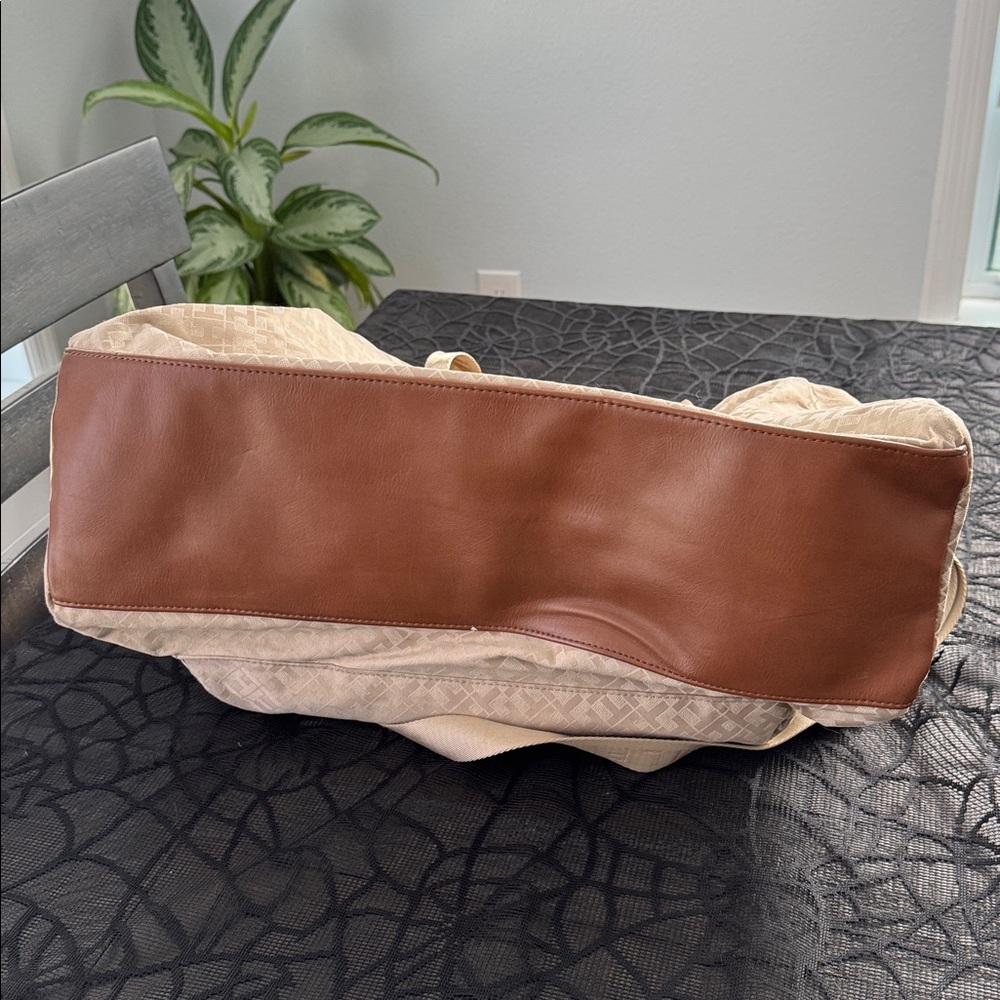 Tommy Hilfiger Beige and Red Duffel Bag - Picture 7 of 7